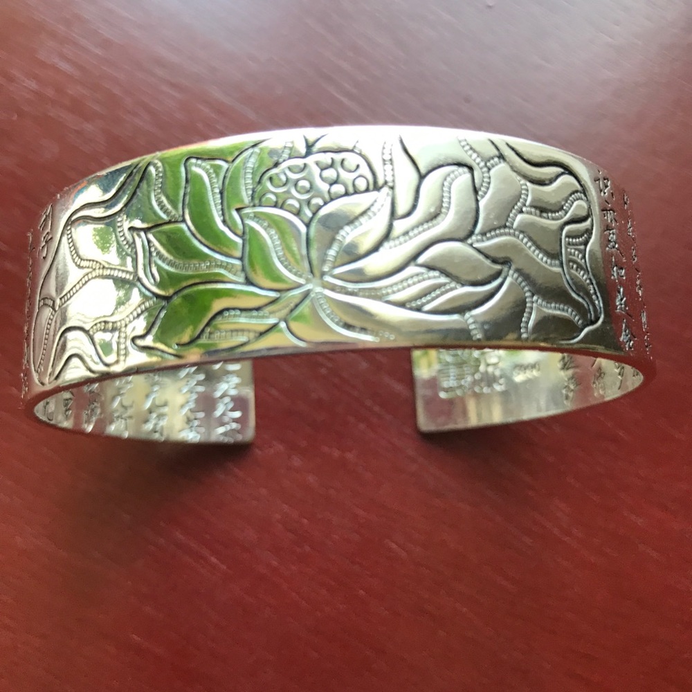 Engraved lotus silver wide cuff bracelet - Picture 2 of 8